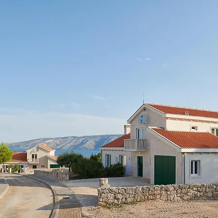 Sleeps 8 With Pool Air Con And Wifi