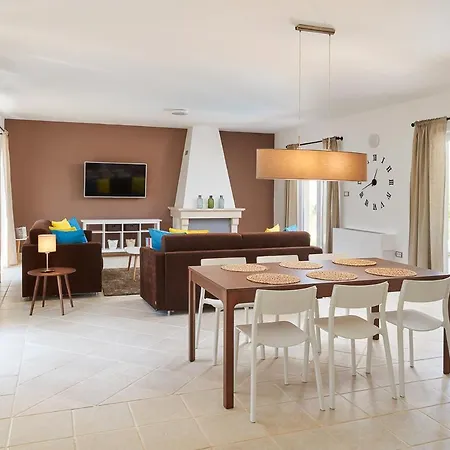 Sleeps 8 With Pool Air Con And Wifi Villa Rudina