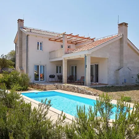 Villa Sleeps 8 With Pool Air Con And Wifi *