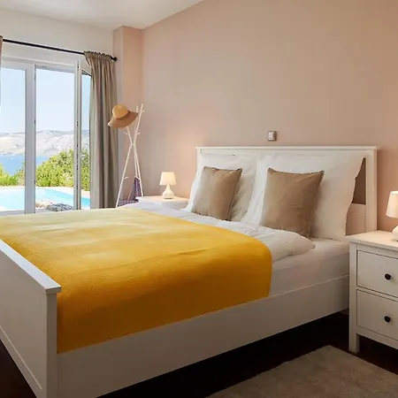 Villa Sleeps 8 With Pool Air Con And Wifi *