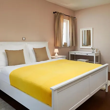 Sleeps 8 With Pool Air Con And Wifi *