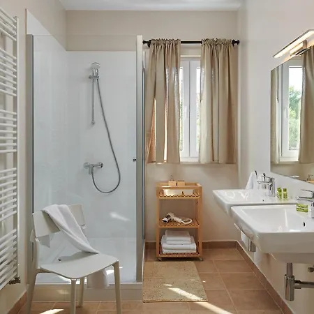 Sleeps 8 With Pool Air Con And Wifi