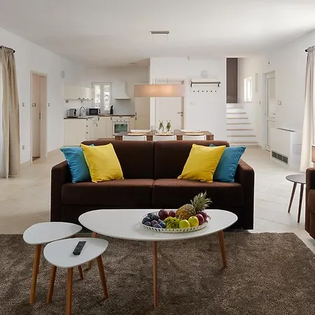 Villa Sleeps 8 With Pool Air Con And Wifi Rudina