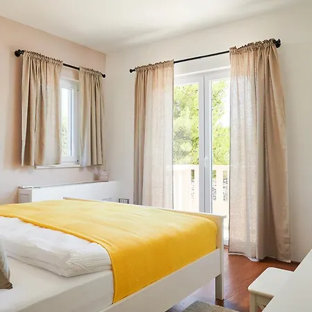 Sleeps 8 With Pool Air Con And Wifi *