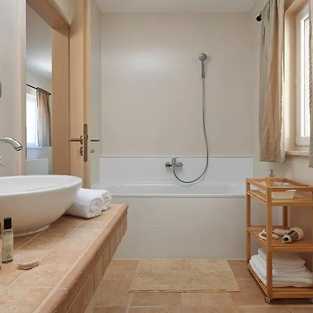 Sleeps 8 With Pool Air Con And Wifi Rudina