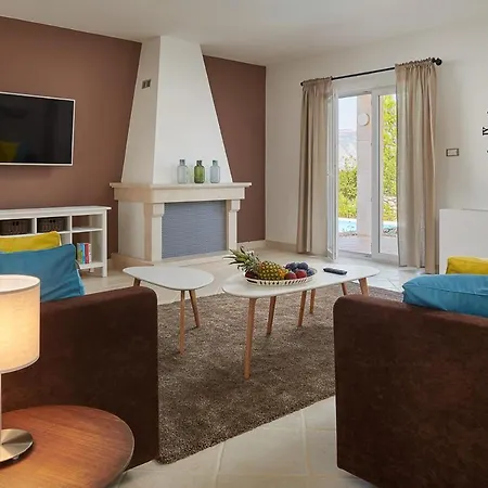 Sleeps 8 With Pool Air Con And Wifi * Rudina