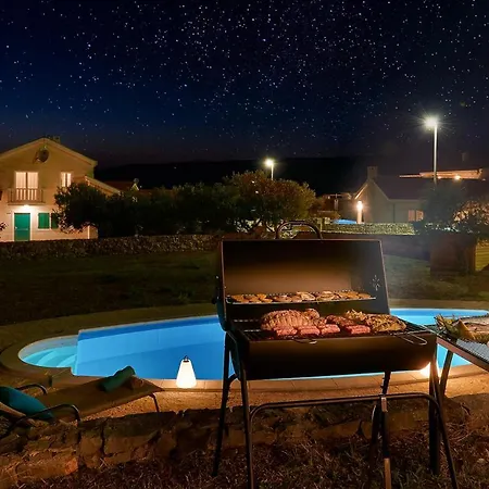 Villa Sleeps 8 With Pool Air Con And Wifi