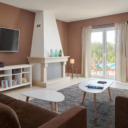 Villa Sleeps 8 With Pool Air Con And Wifi